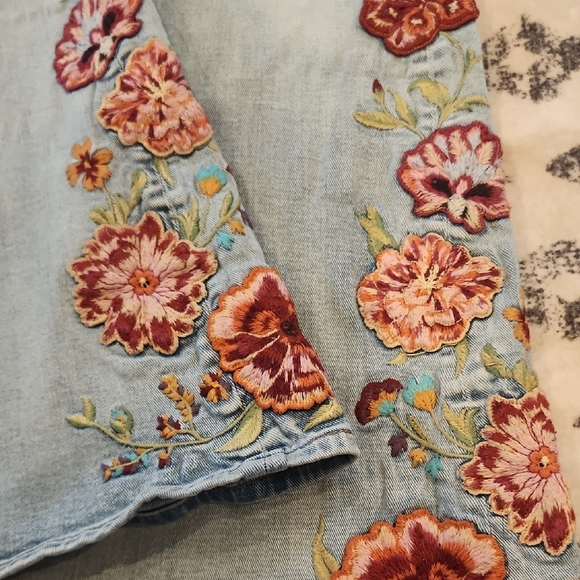 Floral Embroidered Light Blue Jeans - Picture 2 of 4